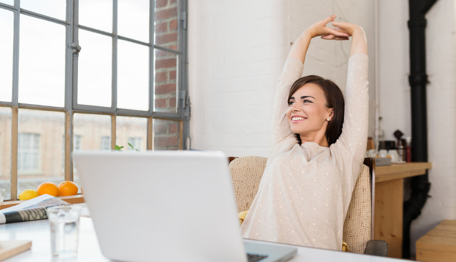 Femme détendue bureau ordinateur